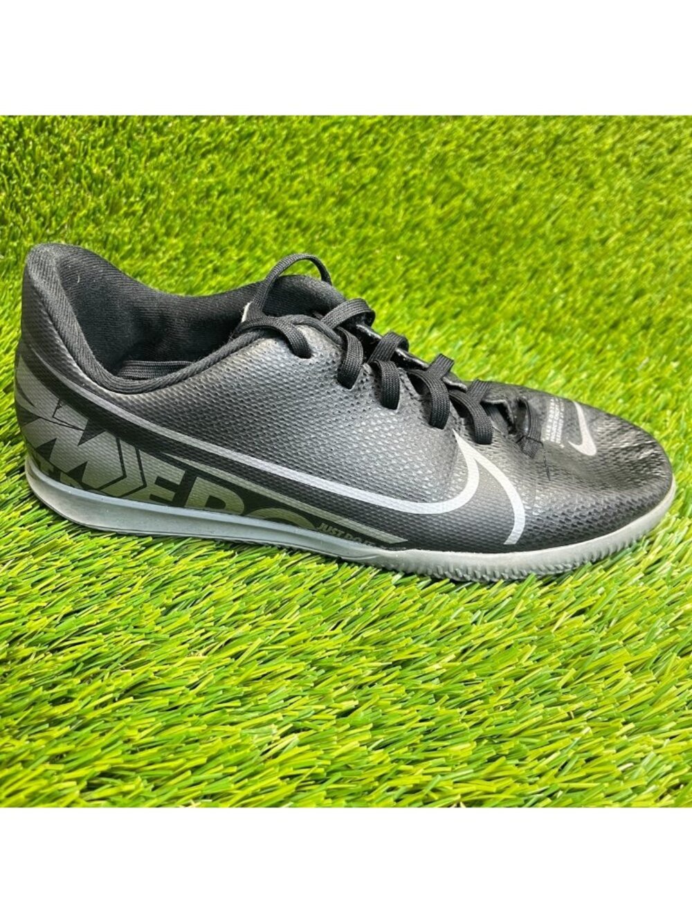 Nike Mercurial Vapor 13 Club Boys Size 5.5Y Black Running Spikeless Soccer Shoes